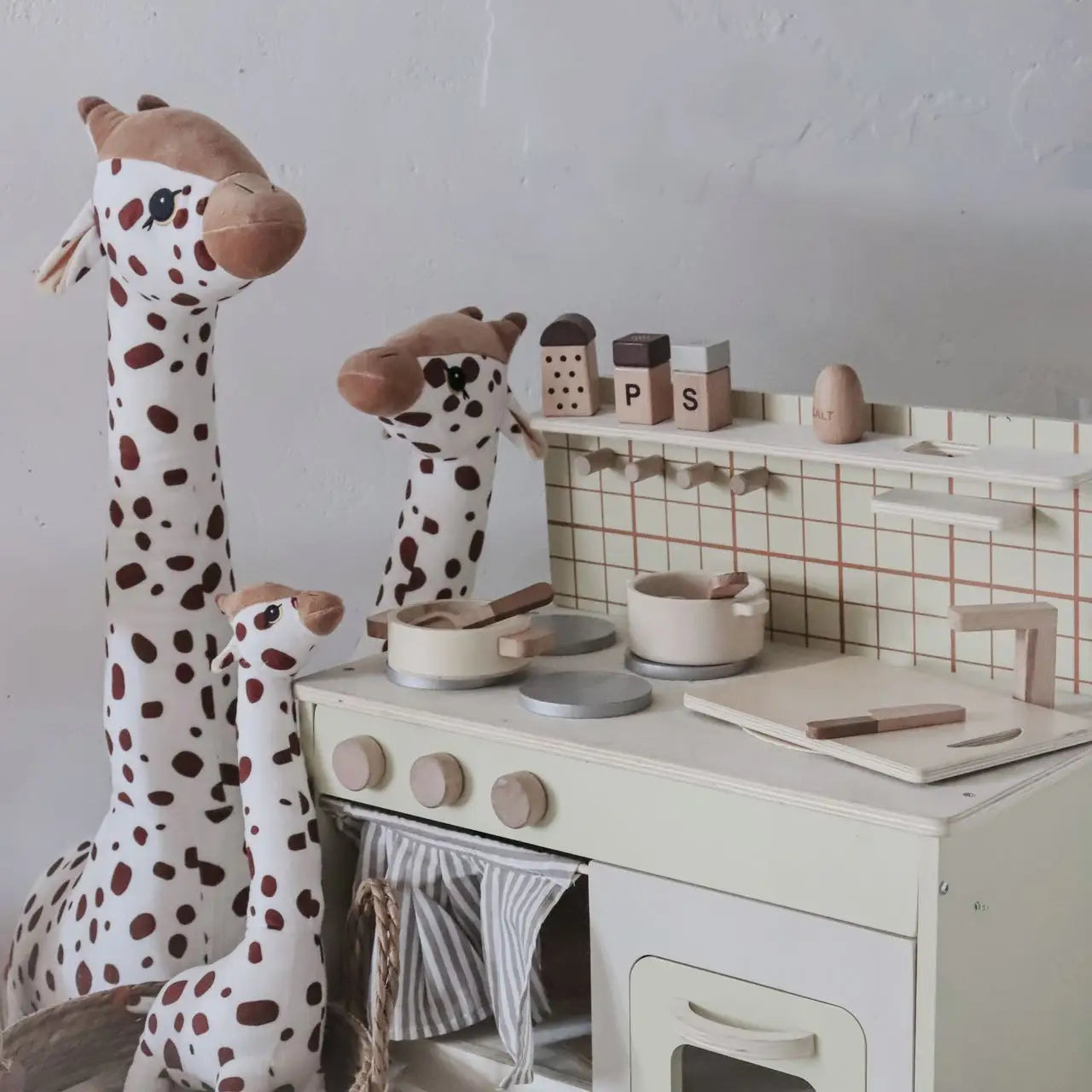 Brown Giraffe Cuddle Room Decoration